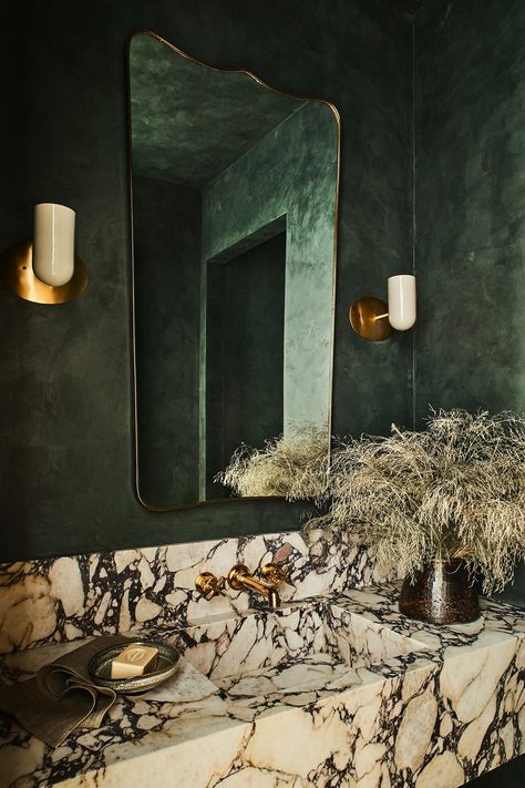 Moody Powder Room, Portola Paint, Cheviot Hills, Interior Design Minimalist, Powder Room Design, Green Walls, Hus Inspiration, Bad Design, Bathroom Trends