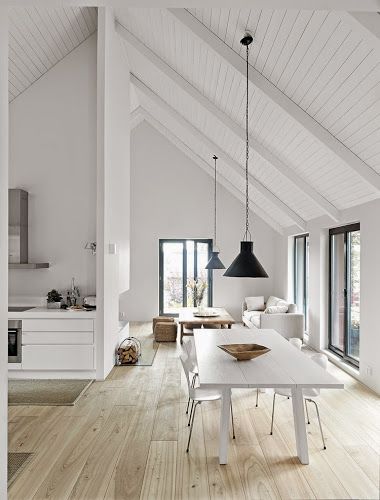 White Beams Ceiling, Vaulted Ceiling Ideas, Shiplap Ceiling, White Beams, Minimalist Dining Room, Timber Ceiling, Esstisch Modern, Timber Beams, Flooring Inspiration