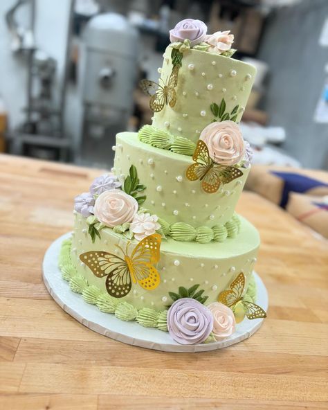 New display cake! Butterflies and pastel green😍. #pastel #greencake #pearls #glitter #displaycake #butterflies #butterflycake Green Birthday Cakes, Enchanted Forest Birthday Party, Enchanted Forest Birthday, Display Cake, Forest Birthday Party, Quinceanera Cakes, Forest Birthday, Green Cake, Color Menta