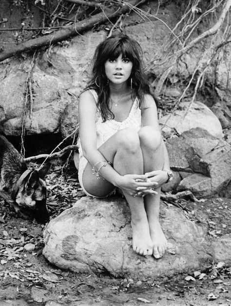 Linda Ronstadt, for her first solo album Hand Sown … Home Grown, March 1, 1968 in Topanga, California, by Ed Caraeff Linda Ronstadt Now, Mode Hippie, Linda Ronstadt, Women Of Rock, Laurel Canyon, Musica Rock, Country Rock, Women In Music, I'm With The Band