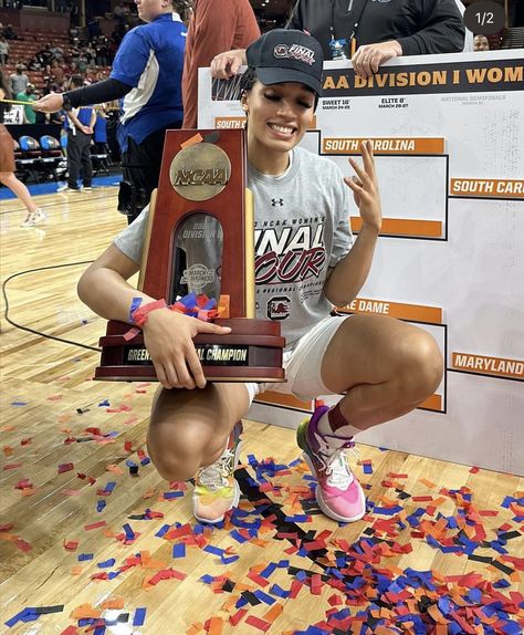 Ncaa Womens Basketball, College Womens Basketball Aesthetic, Woman Basketball Aesthetic, Womens College Basketball, College Basketball Aesthetic, Women’s Basketball, Girl Basketball Aesthetic, Basketball Wife Aesthetic, Wnba Women