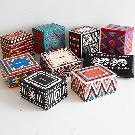 Painting On Wood Box Ideas, Painted Box Design, Painted Cardboard Boxes, Diy Box Painting Ideas, Paint Wooden Box Ideas, Box Decoration Ideas Painting, Cute Painted Boxes Ideas, Wooden Jewelry Box Painting Ideas, Hand Painted Boxes Wood