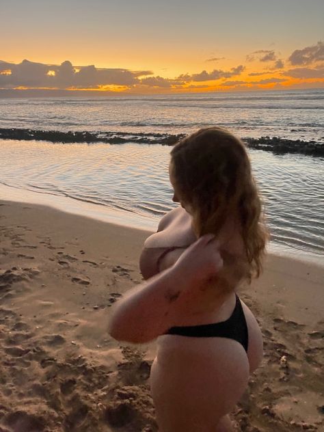 island girl <3 pose inspo, candid photos, beach girl, insta pic poses Insta Photo Ideas Curvy, Beach Inspo Pics Curvy, Beach Inspo Pics Plus Size, Mid Size Beach Poses, Beach Inspo Pics Midsize, Beach Photoshoot Plus Size, Beach Poses For Chubby Women, Poses For Curvy Women Instagram, Beach Poses Plus Size