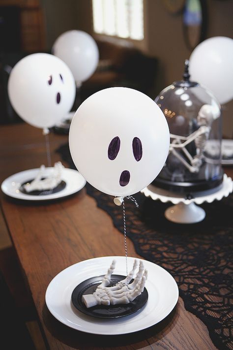 Halloween Table Place Settings, Upscale Halloween Dinner Party, Halloween Diy Table Decorations, Park Halloween Party, Adam’s Family Halloween Party, Halloween Party Decor Classy, Classic Halloween Party Decor, Velvet Halloween Decor, Halloween Diner Decor