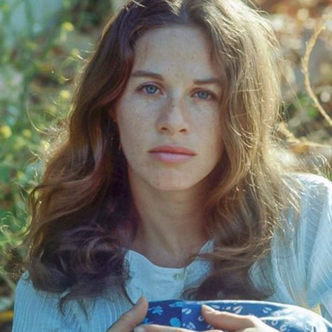 40 Portrait Photos of a Young Carole King From Between the 1950s and ’70s ~ Vintage Everyday Beautiful Carole King Musical, 70s Singers, Carole King, Women Of Rock, Daisy Jones, Hippie Chick, Portrait Photos, Extraordinary Women, Vintage Everyday