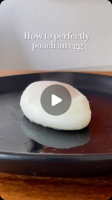 Egg Poaching Easy, How To Cook A Poached Egg, Essen, Poach Eggs In Microwave, Poach Eggs Easy, Best Poached Eggs Recipe, Poach Eggs In Water, How To Cook Poached Eggs, Poached Eggs Videos