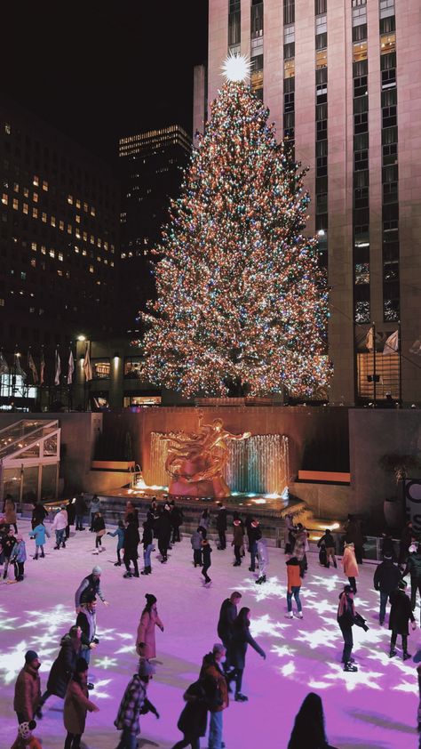 Natal, Nyc Xmas Aesthetic, Christmas New York Aesthetic, New York Xmas, Christmas Vacation Aesthetic, Christmas Tree In New York, Christmas Towns To Visit, New York Natale, Europe Christmas Markets