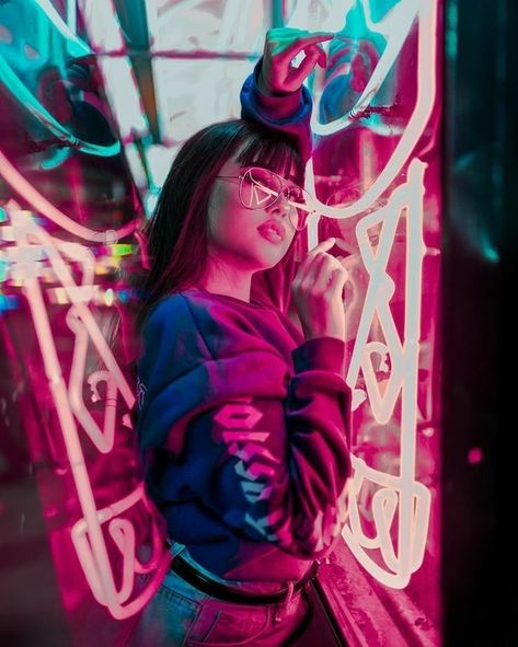 How to Take Neon Photography? Neon Portrait Photography Tips for Beginners Blue Light Photography, Night Photography Portrait, Neon Lights Photography, Reflections Art, Neon Photoshoot, Catrina Tattoo, Neon Photography, Neon Girl, Night Portrait