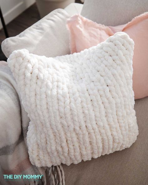 Chunky Pillow, Chunky Knit Blanket Diy, Diy Mommy, Chunky Knit Pillow, Big Yarn, Chunky Crochet Blanket, Winter Decorations Diy, Chunky Knit Throw, Blanket Diy