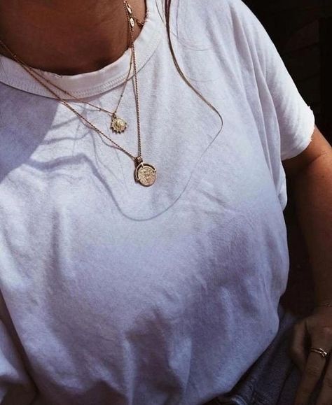 How to style a basic outfit. //Turning outfits into looks//💅🏾 – Cecily Look Grunge, Stylish Necklace, Stil Vintage, Gold Necklaces, 여자 패션, Jewelry Inspo, Accessories Jewelry, Minimalist Jewelry, Cosmopolitan