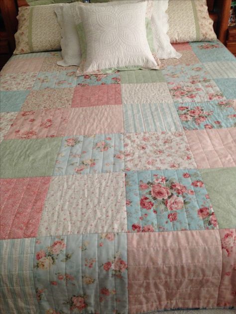 Pink Quilt Aesthetic, Shabby Chic Quilts Cottage Style, Light Pink Quilt, Shabby Chic Sewing Projects, Floral Patchwork Quilt, Vintage Floral Quilt, Vintage Patchwork Quilt, Kawaii Quilt, How To Make A Quilt