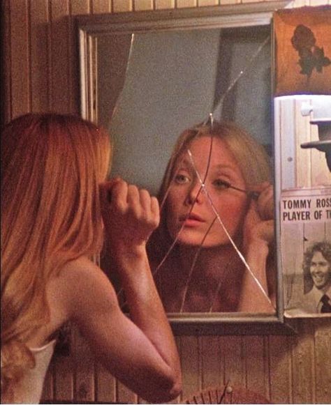 Carrie 1976- Mirror Makeup Mirror – Sissy Spacek | The Eye of Faith Amy Poehler, Sophia Coppola, The Hunting Party, Carrie White, Septième Art, I Love Cinema, Photographie Inspo, Mia 3, Breakfast Club