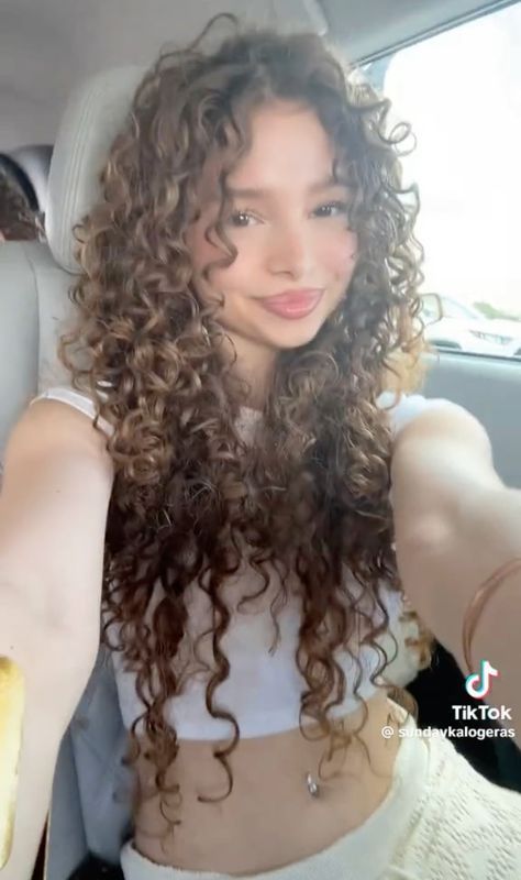 Sunday Kalogeras Hair, 3b Hairstyles Long, Pretty Girl Aesthetic Curly Hair, Kalogeras Sisters Hair, Fairy Curly Hair, Kalegoras Sisters, Baby With Curly Hair, Curly Hair Girl Aesthetic, Taking Care Of Curly Hair