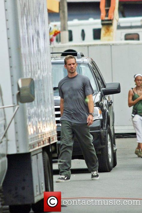 Filming in Hato Rey, Puerto Rico - 2010 Brian Oconner Outfits, Brian O Conner Outfit, Paul Walker Wallpaper, Women High Top Sneakers, Paul Walker Movies, Cody Walker, Brian Oconner, Actor Paul Walker, Paul Walker Pictures