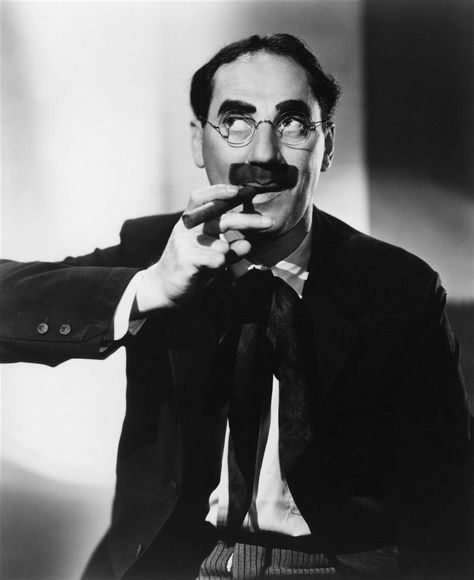 Groucho Marx, el cómico mujeriego e impertinente Hollywood Star, Comedy Dance, Marx Brothers, Groucho Marx, Actors Male, Famous Stars, Family Costumes, Classic Films, Film Stills
