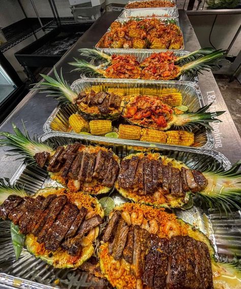 Catering Ideas Dinner, Essen, Carribean Food Catering, Catered Dinner Party, Cajun Themed Party Food, Dinner Catering Ideas, Catered Food Ideas, Birthday Boat Party, Cooking Pineapple