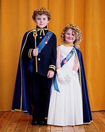Beneath these majestic cloaks are ribbon sashes decorated with button-and-ribbon… Cape Idea, Royalty Costume, Queens Dress, King And Queen Costume, Sew Costume, Royal Costumes, Geek Outfit, Halloween Costumes Kids Homemade, Fancy Dress Ideas
