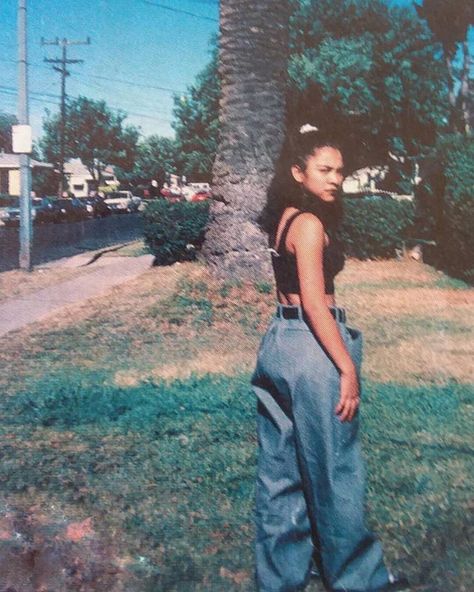 Veteranas And Rucas on Instagram: “This is Reina from Inglewood at age 15 in 1997. This photo was featured in Scholastic magazine to share Reina’s story about growing up in…” Latina Fashion 90s, Vintage Latina Fashion, Mexican Photoshoot, 90s Latina, Estilo Chola, Latina Aesthetic, Chola Style, Estilo Cholo, Cholo Style