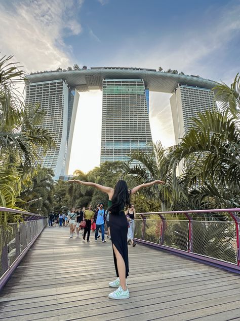 travel diary outfit singapore view of marina bay sands long hair girl summer Singapore Trip Outfit Ideas, Singapore Photoshoot Ideas, Merlion Singapore Photography, Marina Bay Sands Singapore Photography, Singapore Outfit Ideas Women, Singapore Outfit Travel, Singapore Photo Ideas, Singapore Outfits, Singapore Ootd