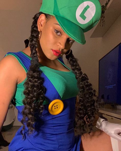 Female Luigi Halloween costume Invisible Person, Luigi Halloween Costume, Luigi Costume, Green Cosplay, Green Costume, Luigi’s Mansion, Costume Green, Tiktok Makeup, Green Costumes