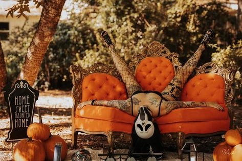 Halloween Bodouir, Halloween Shot Ideas, Spooky Shoot, Halloween Styled Shoot, Spooky Photoshoot, Halloween Photo Shoot, Boudiour Poses, Budiour Photography, Horror Photography