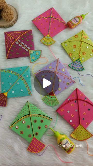 Shagun Envelopes Diy, Diy Shagun Envelopes, Designer Envelopes Creative, Creative Paper Craft Ideas, Paper Kite Craft, Creative Corner Ideas, Handmade Envelopes Creative, Kite Designs Ideas, Kite Making For Kids