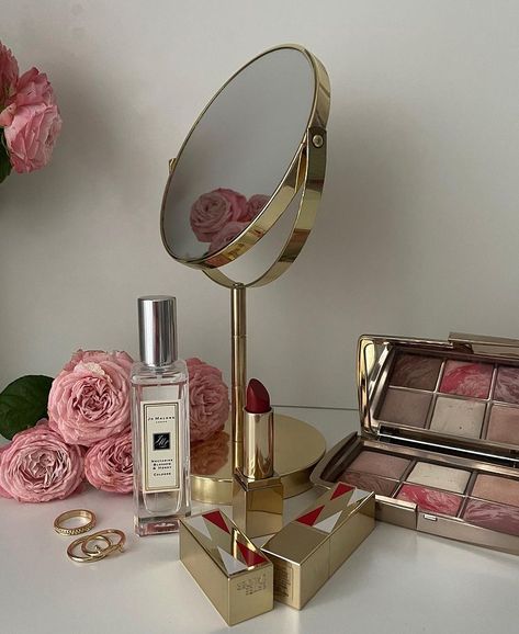 Gold Princess Aesthetic, Nisa Core, Oily Skin Care Routine, Soft Pink Theme, Pretty Pink Princess, Aesthetic Lifestyle, Pink Themes, Princess Aesthetic, Makeup Items