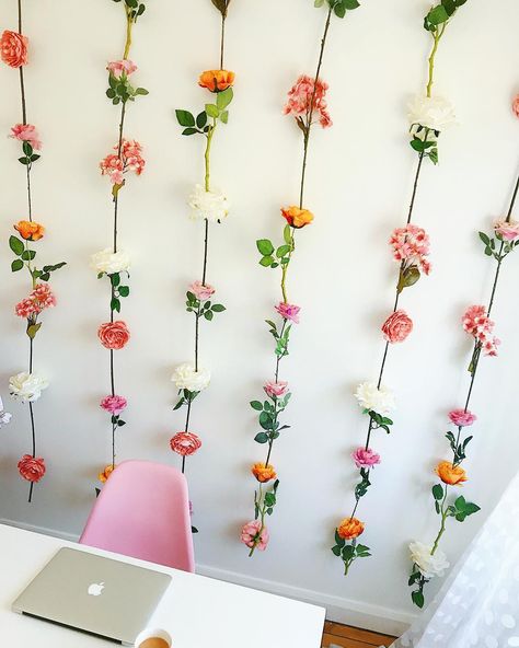 String Flowers Backdrop, Single Flower Wall, Flower Stem Wall, Flower On The Wall, Real Flower Decoration Ideas, Hanging Flower Wall Diy, Faux Flower Wall Diy, Photo Flower Wall, Easy Flower Wall Backdrop