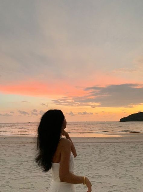 Beach Inspo Pics Sunset, Vacation Photo Inspo Instagram, Sunset Inspo Pics, Solo Beach Pics Aesthetic, Beach Solo Pictures, Aesthetic Solo Pics, Instagram Picture Ideas Aesthetic To Post, Asthetic Photos Poses, Sunset Girl Aesthetic