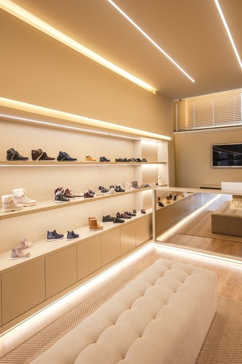 Showroom Cash Counter Back Wall Design, Shoe Store Design Retail Display Ideas, Retail Store Lighting, Fashion Shop Interior, Store Lighting, Display Room, Cash Counter, Store Shelves Design, Shoe Store Design