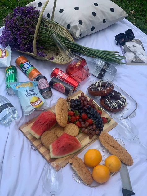 PICNIC INSPO🔰#LoveStory #RomanticEncounters #HeartfeltConnections #DateNightIdeas #SoulmateSearch #FlirtyFridays #CandlelitDinners #StarryEyedMoments #LoveQuotes #DreamyDates #WhisperedPromises #AmourAdventures Cute Art Date Ideas, Bf Gf Activities, Bf And Gf Activities, Girl Date Ideas, Romantic Things To Do For Your Gf, Date Ideas Outside, Cute Date Ideas For Teenagers, Valentines Day Dates, Active Date Ideas