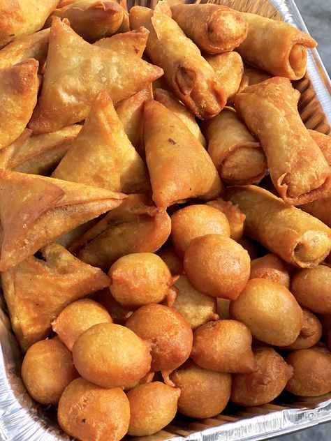 Essen, Nigerian Culture Aesthetic Food, Nigerian Samosa Recipe, Small Chops Nigerian, Nigerian Food Tray, Samosa Aesthetic, Small Chops In Nigeria, Nigerian Party Food, Nigeria Snacks