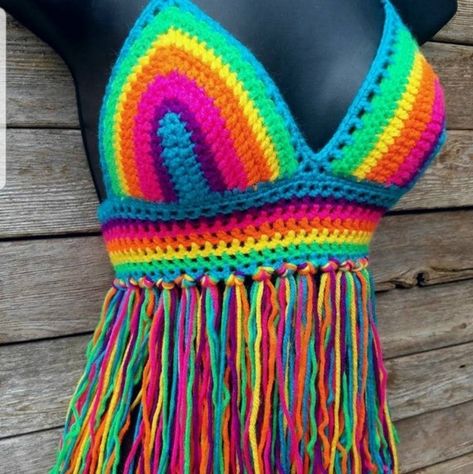 Crochet Crop Top Outfit, Rainbowcore Fashion, Halter Top Crochet, Crochet Festival Top, Top Crop Tejido En Crochet, Crochet Mignon, Bralette Pattern, Crochet Halter Top, Hippie Top