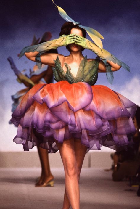 Mugler 90s, Haute Couture Looks, Flower Costume, Georgia May Jagger, Runway Fashion Couture, Couture Looks, Female Soldier, Linda Evangelista, Pilates Studio