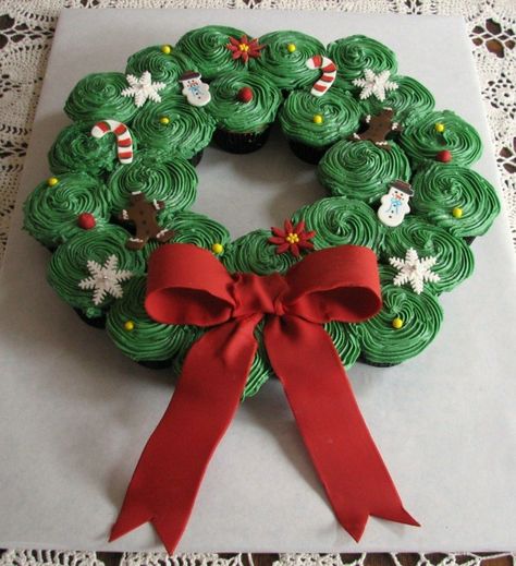 Christmas Cupcake Cake, Christmas Diy Food, Festive Holiday Drinks, Christmas Cupcakes Recipes, Christmas Cupcakes Decoration, Biscuits Packaging, Xmas Desserts, Christmas Cake Designs, Christmas Cupcake