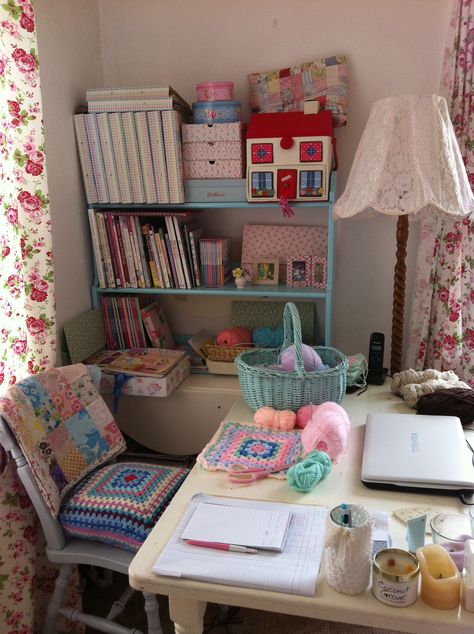 My work corner x Vintage Decorating Ideas For Bedroom, Craft Room Vintage Style, Fabric Room Decor, Craft Room Crochet, Craft Corner Ideas, Craft Space In Bedroom, Sewing Room Aesthetic, Craft Room Aesthetic, Crochet Office Decor