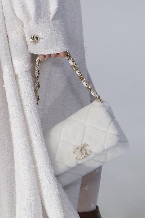 Retrouvez les photos du défilé Chanel Prêt-à-porter automne-hiver 2020-2021, les meilleurs moments en vidéo, ainsi que les coulisses et les détails du show Lv Bags, Fashion Accessories Trends, Fall Bags, Mode Turban, Fancy Bags, Luxury Purses, Pretty Bags, Bag Trends, Grunge Style