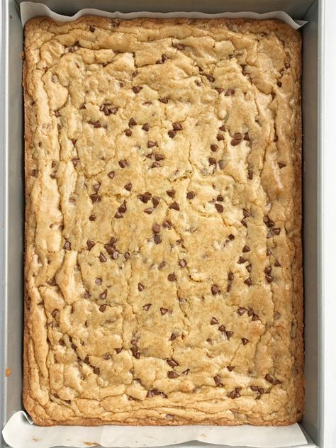 Cookie Blondies, Chocolate Chip Pan Cookies, Best Blondies, Blondie Recipes, Yummy Bars, Blondie Bars, Bar Desserts, Soft Baked Cookies, Boyfriend Ideas