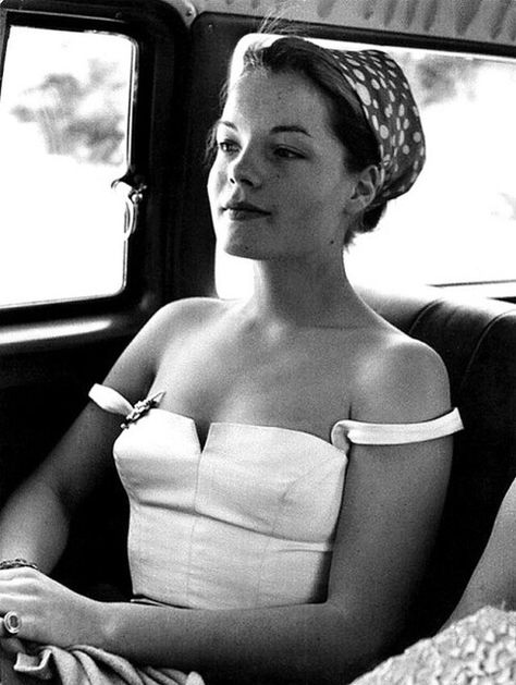 Wedding Dress Top Styles, Style Icons Women, Cool Girl Style, Fitness Tips For Women, Romy Schneider, Classic Actresses, French Actress, Charlie Chaplin, Look Vintage