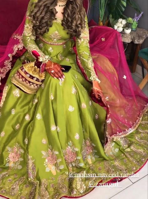 Mehendi Outfits For Bride Pakistani, Mehandi Dresses, Mehendi Outfits For Bride, Mehndi Bride Dress, Mehndi Dress For Bride, Mehandi Dress, Mayon Dresses, Pakistani Mehndi Dress, Mehndi Bride