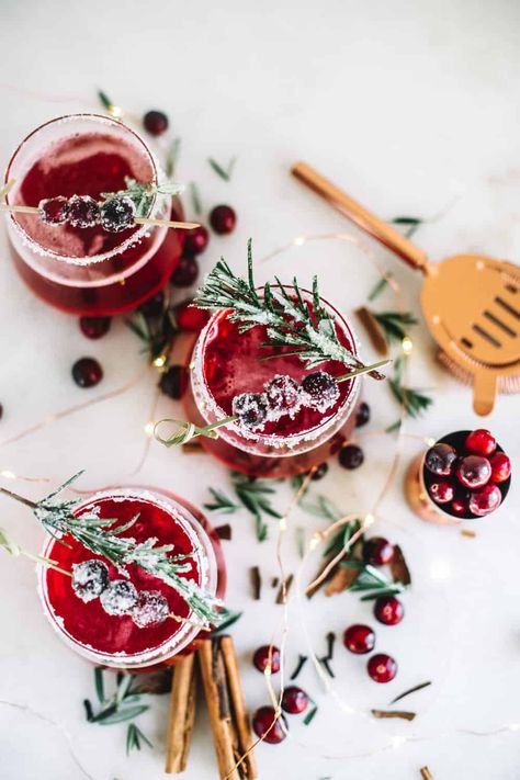 Mrs. Claus Cranberry Whiskey Cocktail - College Housewife Aperitif, Christmas Drinks Alcohol, Natal, Cranberry Whiskey Cocktail, Easy Christmas Cocktail Recipes, Peppermint Cocktail, Christmas Cocktails Easy, Holiday Party Drinks, Festive Holiday Cocktails