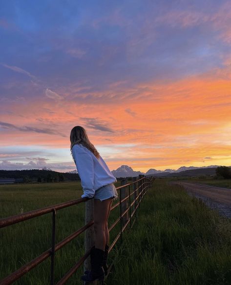 Mountain Sunset Pictures, Sunset Pictures Mountains, Outdoors Girl Aesthetic, Mountain Aesthetic Photos, Mountain Pics Aesthetic, Hannah Montana Summer Aesthetic, Park City Summer, Summer In The Mountains Aesthetic, Cute Mountain Pictures