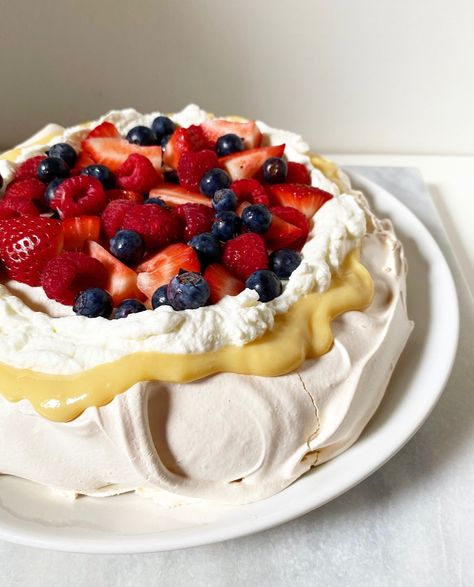 Pavlova With Lemon Curd, Pavlova Recipes, Pavlova Toppings, Cake With Frosting, Chocolate Quinoa, Pavlova Dessert, Pavlova Cake, Quinoa Cake, Meringue Cake