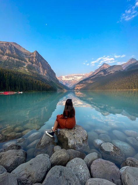 Lake Louise Pinterest photo ideas In a dress and a hat Banff Inspo Pics, Lake Louise Photo Ideas, Banff Trip, Aesthetic Photo Ideas, Canada Trip, Lake Pictures, Lake Louise, Insta Inspo, Photo Idea