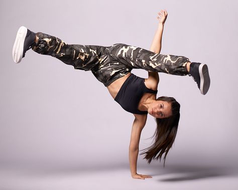 Hip Hop Dancer Photography, Hip Hop Photoshoot Ideas Dance Poses, Hip Hop Photo Shoot Ideas, Dance Hip Hop Photo, Dance Photoshoot Ideas Hip Hop, Break Dancing Poses, Dance Studio Photography Poses, Hip Hop Photography Poses, Hip Hop Dance Picture Poses