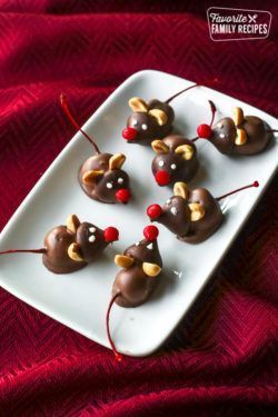 Candy Mouse Hershey's Kisses, Chocolate Cherry Christmas Mice, Chocolate Covered Mice, Chocolate Mice Recipe, Chocolate Covered Cherry Mouse, Christmas Mice Candy Chocolate Mouse, Mouse Cookies Christmas, Christmas Mice Cookies, Christmas Mouse Cookies