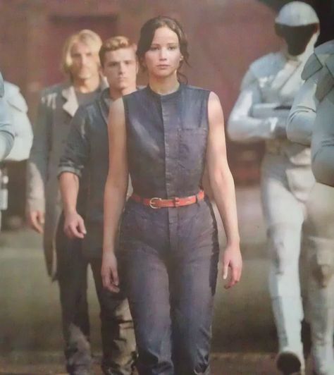 “I Am Woman” Catching Fire reaping proletariot jumpsuit | 7 Times Katniss Everdeen Was Your Personal Style Icon Katniss Everdeen Catching Fire Outfits, Katniss Everdeen Outfit, Katniss Outfit, Hunger Games Wallpaper, Tribute Von Panem, Hunter Games, Jenifer Lawrence, Hunger Games Movies, I Volunteer As Tribute