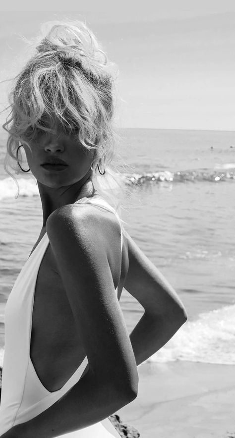 Rio De Janeiro, Classy Beach Poses, Model Beach Aesthetic, Vogue Beach Shoot, Beach Photoshoot Black And White, Beach Photo Shoot Aesthetic, Models At The Beach, Avant Garde Beach Photoshoot, Classy Beach Pictures