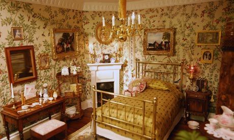 Victorian Dollhouse Miniatures, Doll House Bedroom, Dollhouse Decorating, Victorian Bedroom, Dollhouse Bedroom, Dollhouse Projects, Victorian Dollhouse, Dolls House Interiors, Miniature Rooms