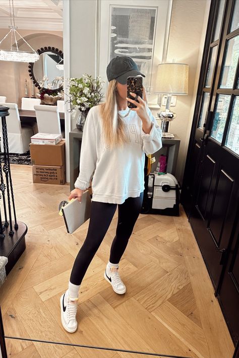 Leggings Outfit For Chubby, Leggings And Tennis Shoes Outfit, Spring Outfits Leggings, Sporty Outfits Nike, Usa Outfits, Sporty Mom, Outfits Tenis, Nike Blazers, Comfy Outfits Winter